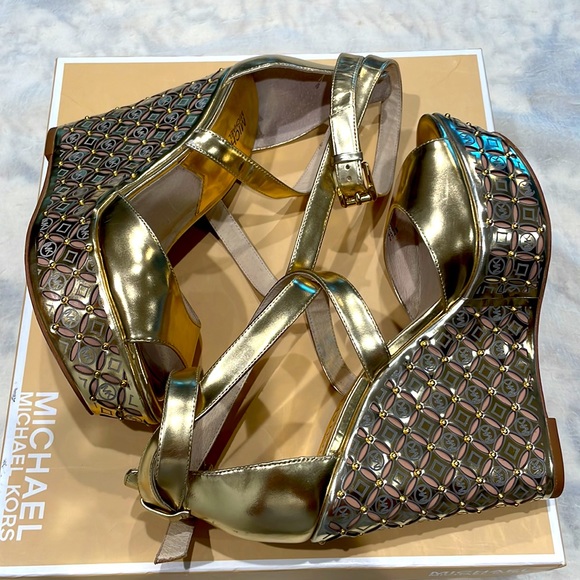 Micheal Kors Gabriella Gold Wedge - Picture 5 of 10